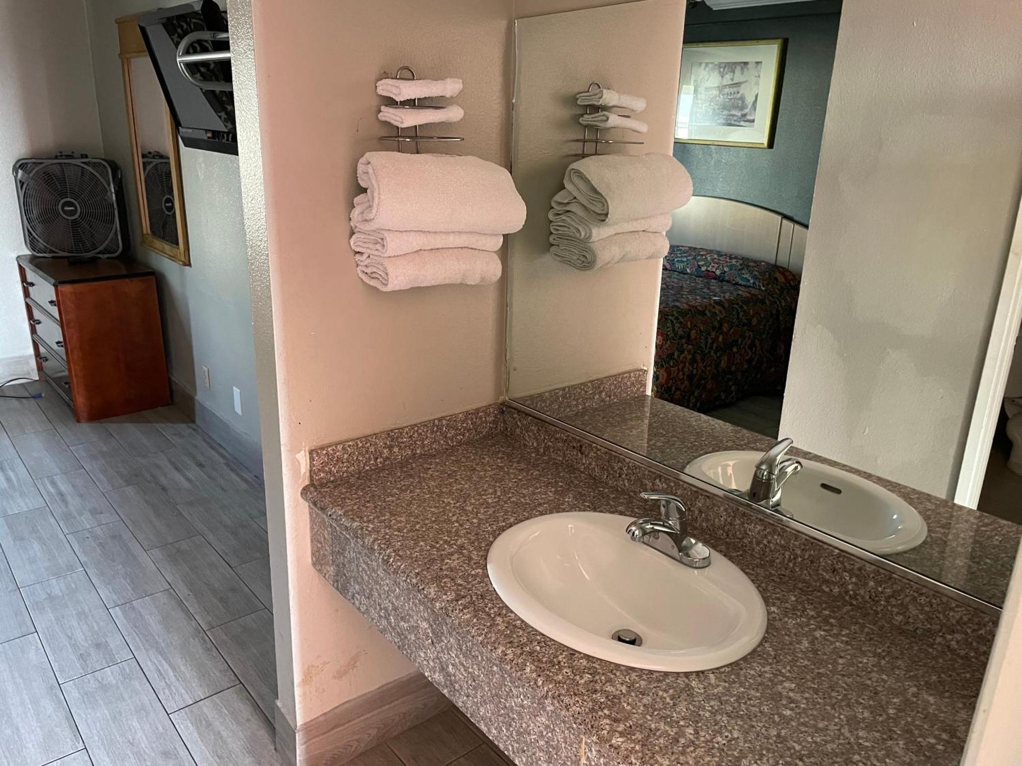 קורונה Heritage Inn And Suites מראה חיצוני תמונה