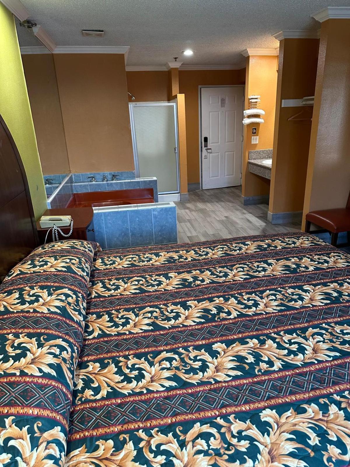 קורונה Heritage Inn And Suites מראה חיצוני תמונה