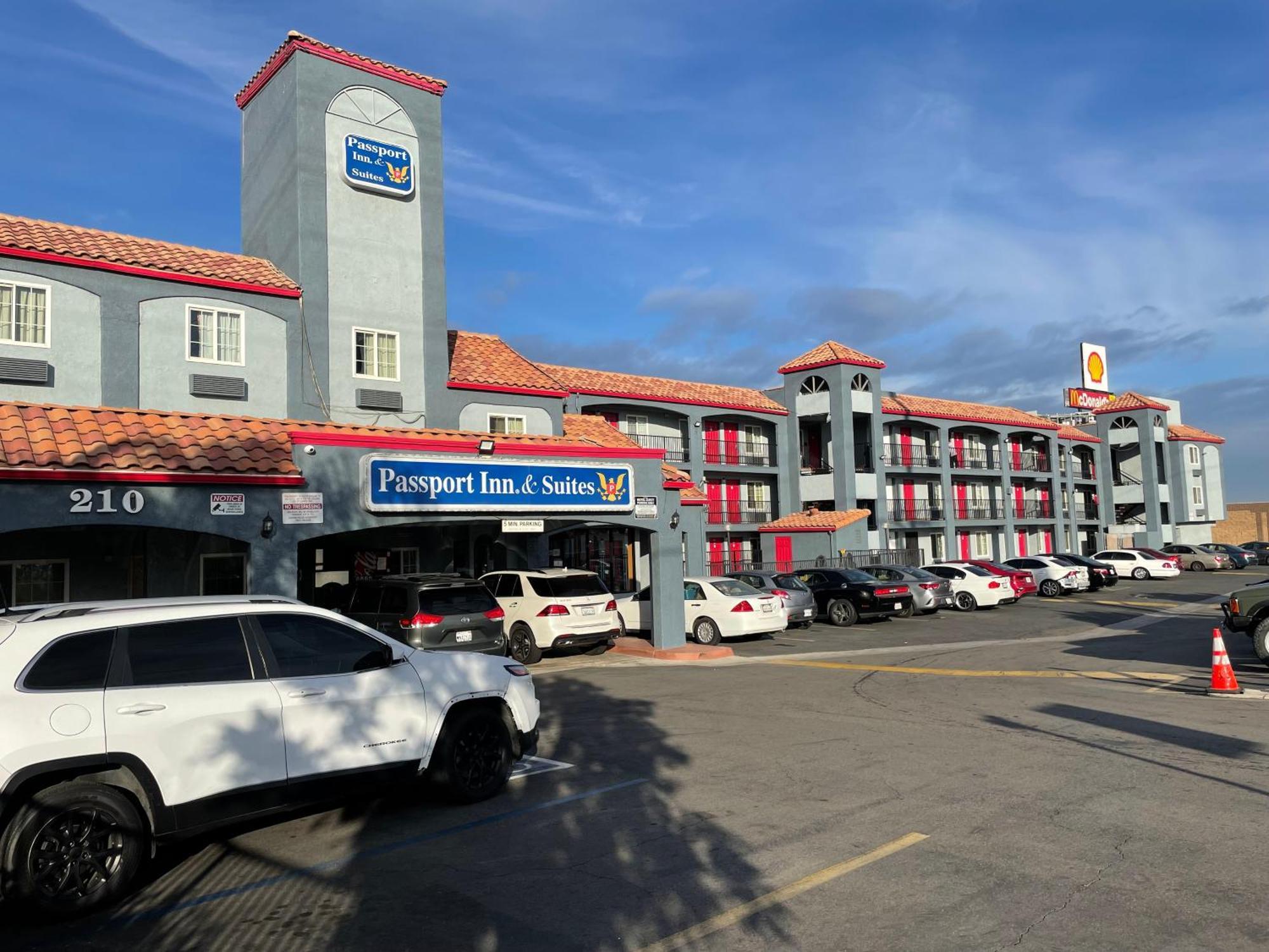 קורונה Heritage Inn And Suites מראה חיצוני תמונה