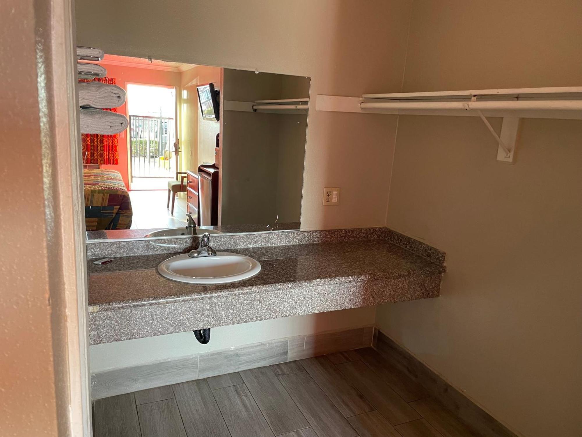 קורונה Heritage Inn And Suites מראה חיצוני תמונה