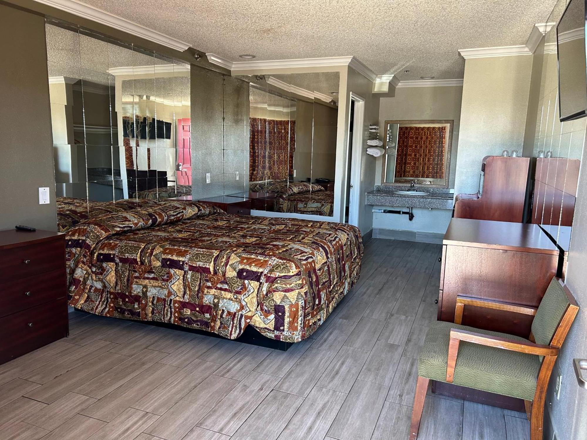 קורונה Heritage Inn And Suites מראה חיצוני תמונה